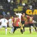 Jogadores disputam bola aérea na vitória esmeraldina fora de casa (Foto: Lino Sultanum/Site Sport)