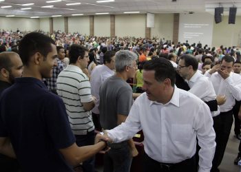 Acompanhado pelo deputado federal e candidato ao Senado, Vilmar Rocha (PSD), e pelo procurador-geral do Estado, Alexandre Tocantins, Marconi foi convidado pelo pastor Aluízio Silva a subir ao altar