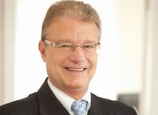 Dr. Antonio Carlos Minuzzi é especialista em endocrinologia, membro da Associação Brasileira de Estudos da Obesidade, palestrante sobre saúde humana em diversos países e autor de livros e publicações nacionais e internacionais