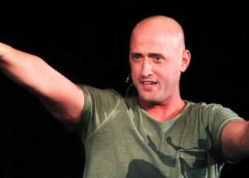 Como todo stand up, Paulo se apresenta de “cara limpa”, com seu humor característico e talento