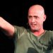 Como todo stand up, Paulo se apresenta de “cara limpa”, com seu humor característico e talento