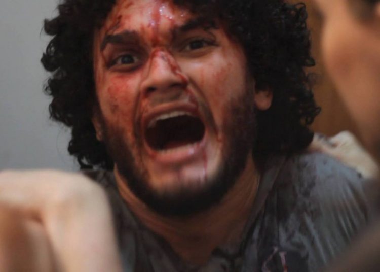 Casal invade a casa errada e se vê encurralado e lutando por suas vidas