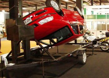 O dispositivo consiste em um veículo preso em uma estrutura metálica que gira 360 graus e permite ao motorista experimentar a sensação de se envolver nesse tipo de acidente