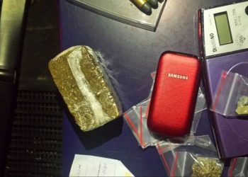 Os três indivíduos foram conduzidos ao 20° Distrito Policial e autuados por porte ilegal de arma de fogo, tráfico ilícito de entorpecentes e formação de quadrilha