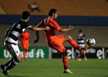 Fred toca a bola. Ele marcou o primeiro gol do jogo (Foto: Site Fluminense)