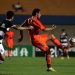 Fred toca a bola. Ele marcou o primeiro gol do jogo (Foto: Site Fluminense)