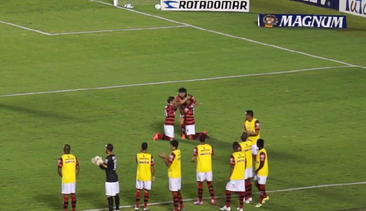 Jogadores atleticanos comemoram o gol da vitória