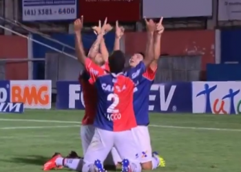 Jogadores do Paraná comemoram primeiro gol do jogo