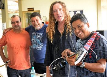 Charles se apresenta com sua banda, a Aeropacas