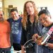 Charles se apresenta com sua banda, a Aeropacas