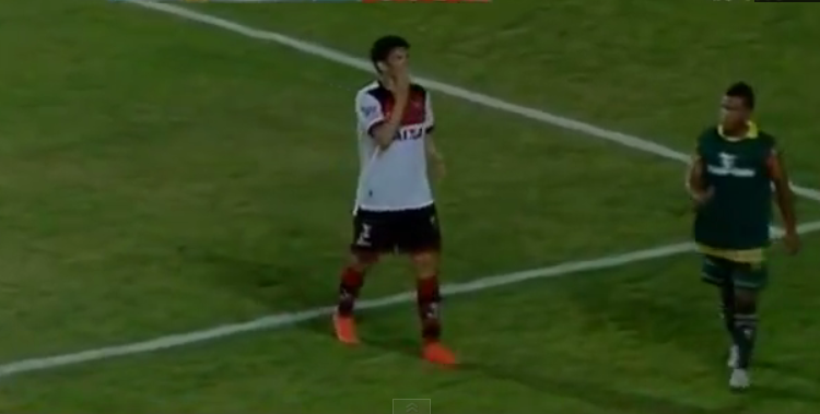 Júnior Viçosa comemora o gol da vitória atleticana