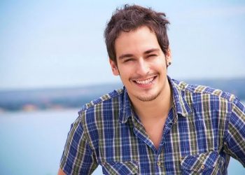 Falk possui influências de diversos estilos como MPB, reggae e folk