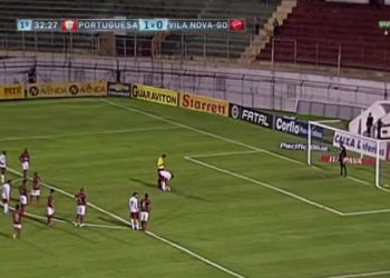 Paulinho ajeita a bola para bater o pênalti, que resultou no primeiro gol colorado