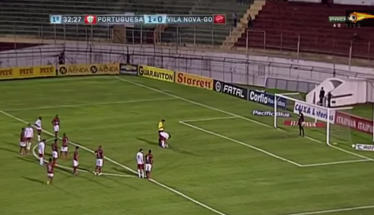 Paulinho ajeita a bola para bater o pênalti, que resultou no primeiro gol colorado