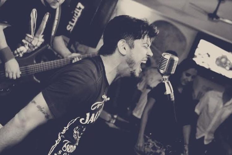 Edu Moraes começou sua história na música aos 17 anos como guitarrista com bandas colegiais