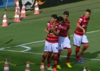 Jogadores atleticanos comemoram o primeiro gol do jogo