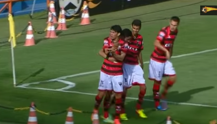 Jogadores atleticanos comemoram o primeiro gol do jogo