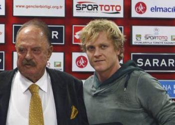 Ilhan, que tem 80 anos, afirmou que faz a barba diariamente e que os jogadores, por serem atletas, devem ser modelos para os jovens