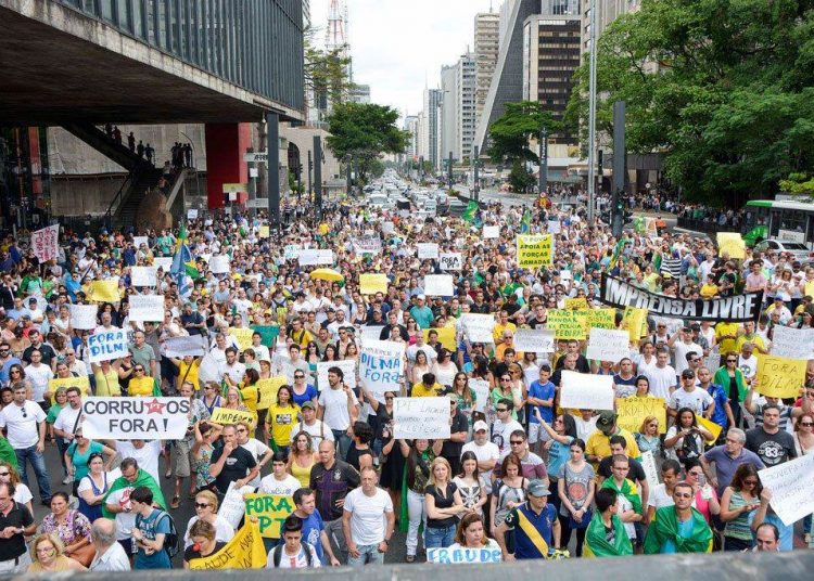 Manifestações contra o governo seguem em 2015