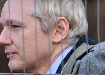 Assange disse que no Brasil seis famílias controlam 70% da imprensa
