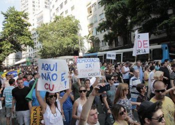 São Paulo- SP, Brasil- 01/11/2014- Protesto na avenida Paulista pede impeachment de Dilma Rouseff. Cerca de 2.500 pessoas participaram do ao que começou no vão livre do Masp. Na foto, os manifestantes descem a avenida Brigadeiro Luis Antônio, no sentido parque do Ibirapuera (Foto: Oswaldo Corneti/ Fotos Públicas)