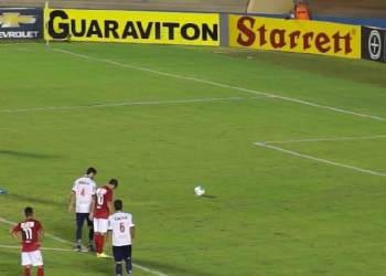 Radamés faz de pênalti o primeiro gol do Vila.