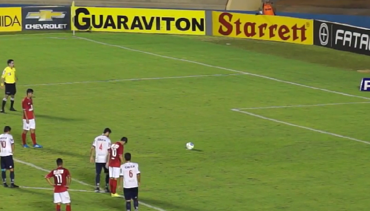 Radamés faz de pênalti o primeiro gol do Vila.