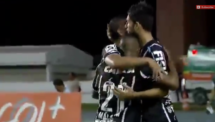 Jogadores do Corinthians comemoram o gol da vitória