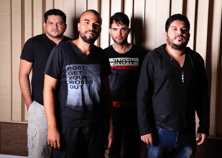 Santhiago Lamass (piano), João Fernandes (guitarra), Jader Gomez (bateria) e Riq Vasconcelos  (contrabaixo) são músicos de diferentes culturas e estados, que se encontraram nos bailes da vida para formar o Quarteto Pilão de Barro