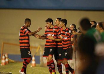Júnior Viçosa comemora com os companheiros o terceiro gol do Atlético no jogo (Foto: Fábio Marques/Site Atlético)