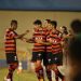 Júnior Viçosa comemora com os companheiros o terceiro gol do Atlético no jogo (Foto: Fábio Marques/Site Atlético)
