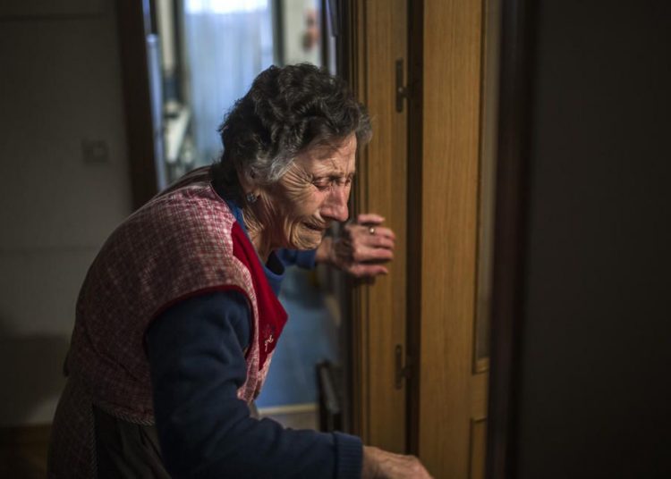 A foto de Martínez sendo despejada rodou o mundo e emocionou a todos