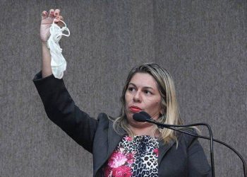 "Hoje vim com um vestido mais curto. Também trouxe a minha calcinha no bolso. Alguém pode me chamar de vagabunda?" protestou a vereadora Lucimara Passos