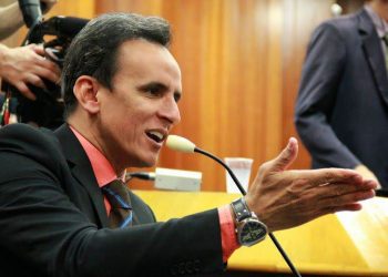 Segundo Zander, a obra que o Shopping Flamboyant vem fazendo não tem autorização e o parlamentar não atende os vereadores