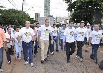 Paulo Garcia participa de enterro simbólico de mosquito da dengue