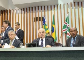 O Governo e a Assembleia afirmam que o aumento é pequeno e não vai interferir nos cortes da atual reforma administrativa do Estado