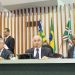 O Governo e a Assembleia afirmam que o aumento é pequeno e não vai interferir nos cortes da atual reforma administrativa do Estado