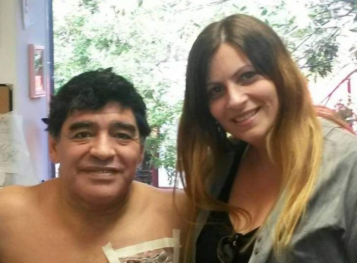Maradona mostra a tatuagem no peito