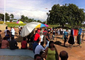Vendedores ambulantes protestam e montam uma feira no Paço Municipal (Foto: Guilherme Coelho)