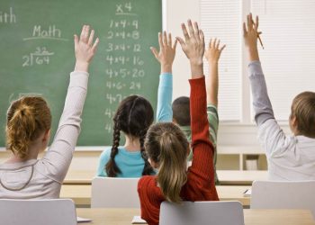 Em português, O percentual de alunos com aprendizado adequado passou de 29,2% para 27,2%