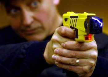 Armas como o taser são projetadas para conter, debilitar ou incapacitar pessoas temporariamente