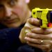 Armas como o taser são projetadas para conter, debilitar ou incapacitar pessoas temporariamente