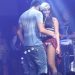 Anitta estava com um shortinho curto, um top e um boné