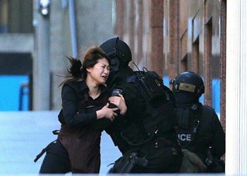 Refém corre na direção do policial