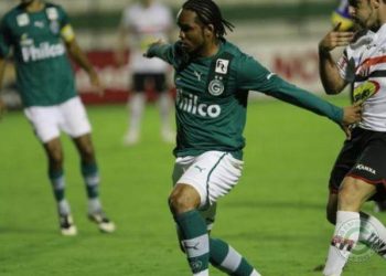 Carlos Aberto em uma das poucas vezes que jogou com a camisa do Goiás