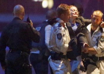 Um policial também ficou ferido na ação (Foto: Reuters)