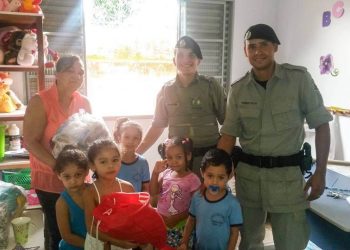 Os donativos foram entregues pelos soldados Weber Silva e Delfino