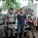 Contra o infrator havia um mandado de prisão em aberto por porte ilegal de arma de fogo
