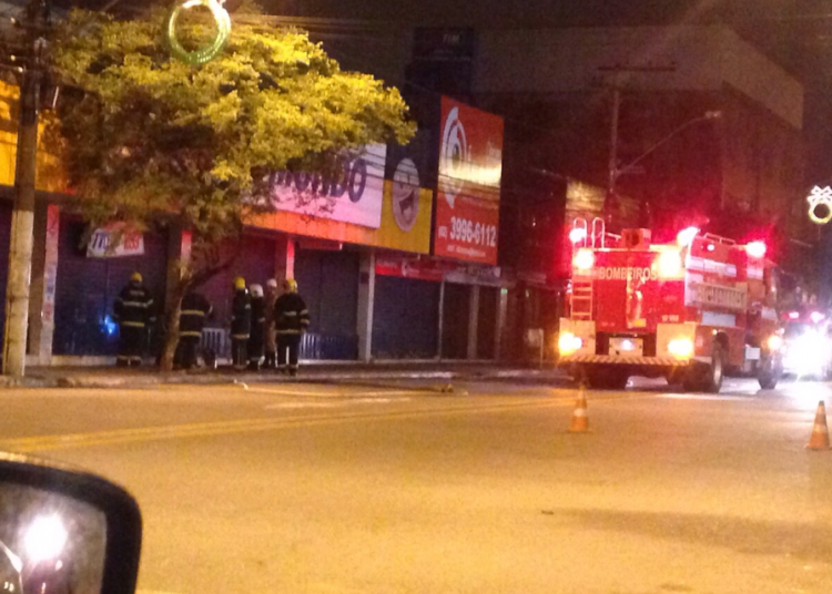Bombeiros tentam entrar na loja