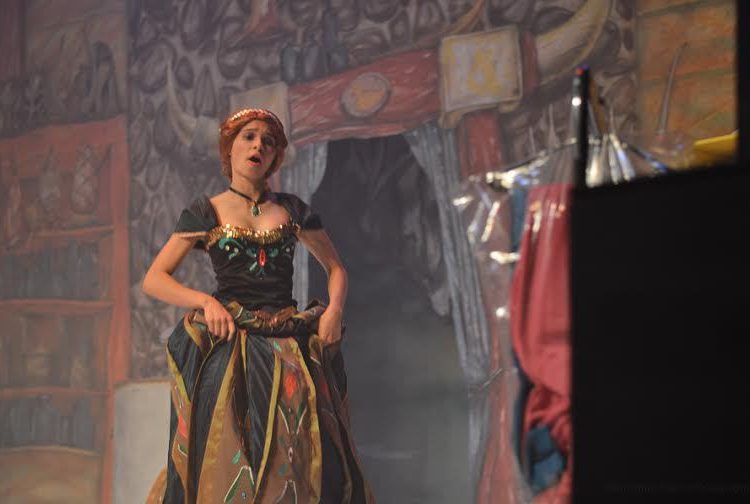 Frozen conta a história das irmãs Anna (Hanniely Thais) e Elsa (Polly Leão), duas princesas do reino Arendelle